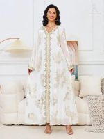 Caftan marocain avec broderies et embellissements raffinés