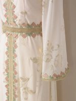 Élégance intemporelle du caftan ivoire