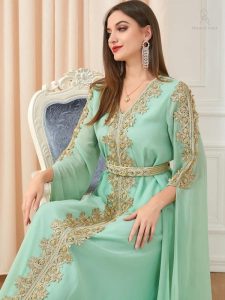 Caftan marocain élégant avec des motifs traditionnels