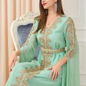 Caftan marocain élégant avec des motifs traditionnels