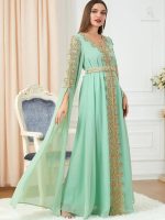 Caftan marocain avec des détails artisanaux uniques