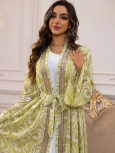 Robe traditionnelle marocaine avec motifs inspirés d'Essaouira