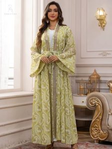 Caftan coloré au design floral marocain, chic et raffiné