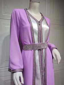Caftan traditionnel marocain en teinte lavande