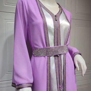 Caftan traditionnel marocain en teinte lavande