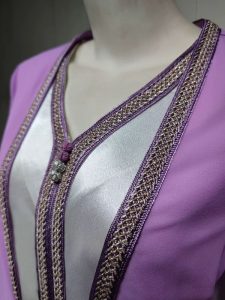 Caftan délicat avec motifs marocains