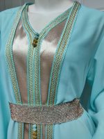 Caftan marocain en menthe, style raffiné