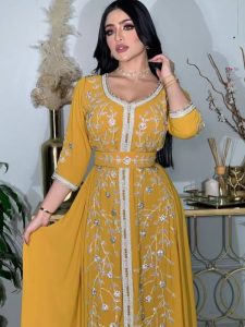 Caftan mariage traditionnel avec motifs floraux raffinés