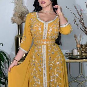 Caftan mariage traditionnel avec motifs floraux raffinés