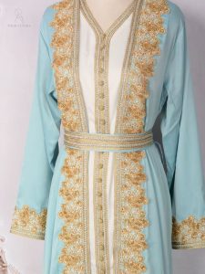 Caftan traditionnel marocain avec décor perlé