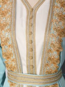 Vêtement de mariage marocain en perles d'azur