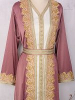 Caftan marocain avec perles, idéal pour les mariages