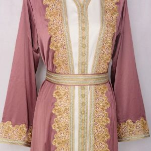 Caftan marocain avec perles, idéal pour les mariages