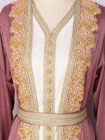 Robe traditionnelle marocaine ornée de perles délicates