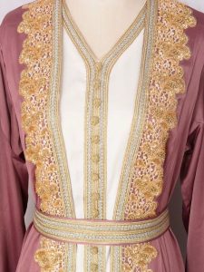 Robe traditionnelle marocaine ornée de perles délicates