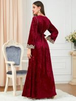 Vêtement de mariage marocain en couleur rubis