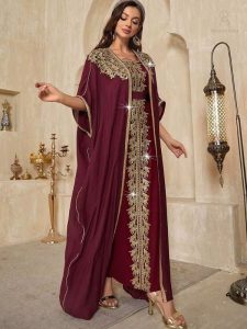 Splendeur du caftan marocain en teinte bordeaux
