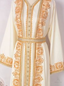 Modèle moderne de caftan ivoire élégant