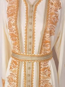 Caftan sultan avec embellissements dorés