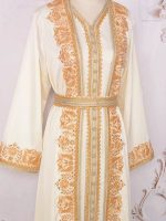Style contemporain en caftan marocain ivoire
