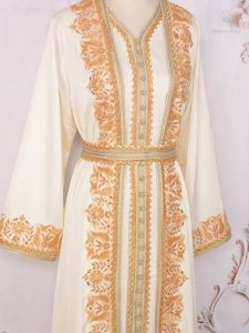 Style contemporain en caftan marocain ivoire