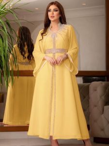Caftan traditionnel marocain avec détails raffinés