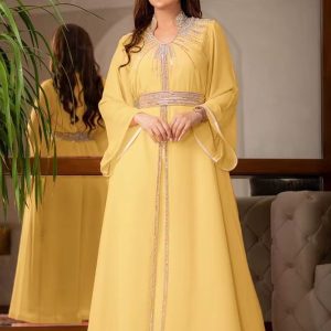 Caftan traditionnel marocain avec détails raffinés