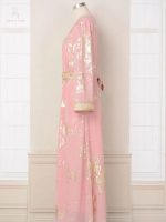 Caftan rose avec détails dorés pour une allure chic
