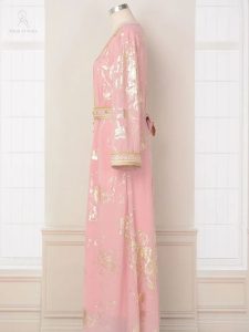 Caftan rose avec détails dorés pour une allure chic