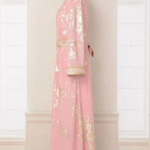 Caftan rose avec détails dorés pour une allure chic