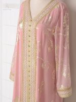 Caftan traditionnel marocain, teinte rose avec accents dorés