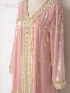Caftan traditionnel marocain, teinte rose avec accents dorés