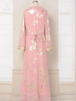 Caftan marocain féminin en rose, mettant en valeur la culture