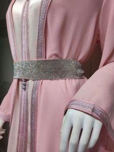 Caftan rose traditionnel avec des détails raffinés