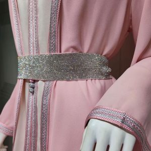 Caftan rose traditionnel avec des détails raffinés