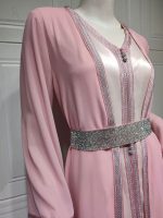 Vêtement marocain en rose nacarat, style chic et confortable