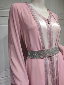 Vêtement marocain en rose nacarat, style chic et confortable