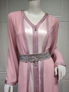 Caftan artisanal marocain, couleur rose vibrante et unique