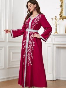 Vêtement traditionnel marocain, couleur rubis