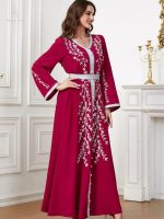 Caftan raffiné en teinte éclatante, design marocain