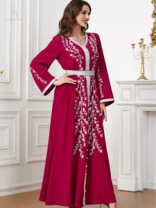 Caftan raffiné en teinte éclatante, design marocain