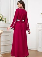 Caftan rouge rubis, parfait pour occasions spéciales