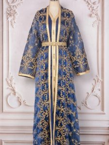 Caftan traditionnel marocain en bleu profond