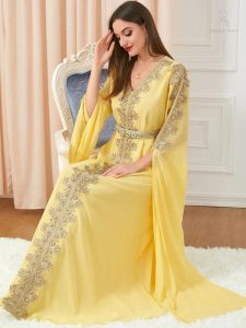 Caftan marocain élégant en teintes dorées