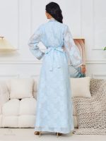 Caftan luxueux aux nuances de bleu et motifs