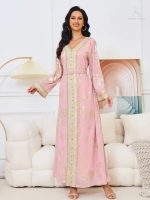 Caftan élégant en rose, symbole de tradition marocaine