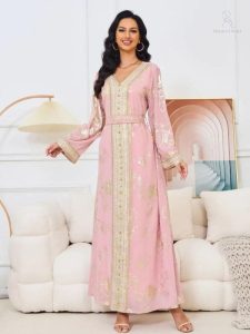 Caftan élégant en rose, symbole de tradition marocaine