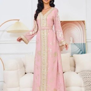 Caftan élégant en rose, symbole de tradition marocaine
