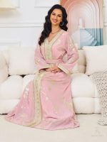 Design unique du caftan, mettant en avant la couleur rose