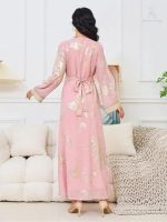 Vêtement traditionnel marocain, caftan à la teinte éclatante